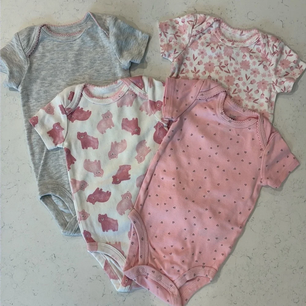 Just One You 4-pack of Onesies with Matching 2-pack of footie pants. Size 3M
